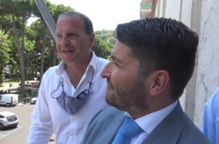 Gaeta conquista la Bandiera Blu 2021 per l’ottavo anno consecutivo: Il Sindaco Cosmo Mitrano e il Presidente dell’Authority Pino Musolino issano la bandiera blu 2021.